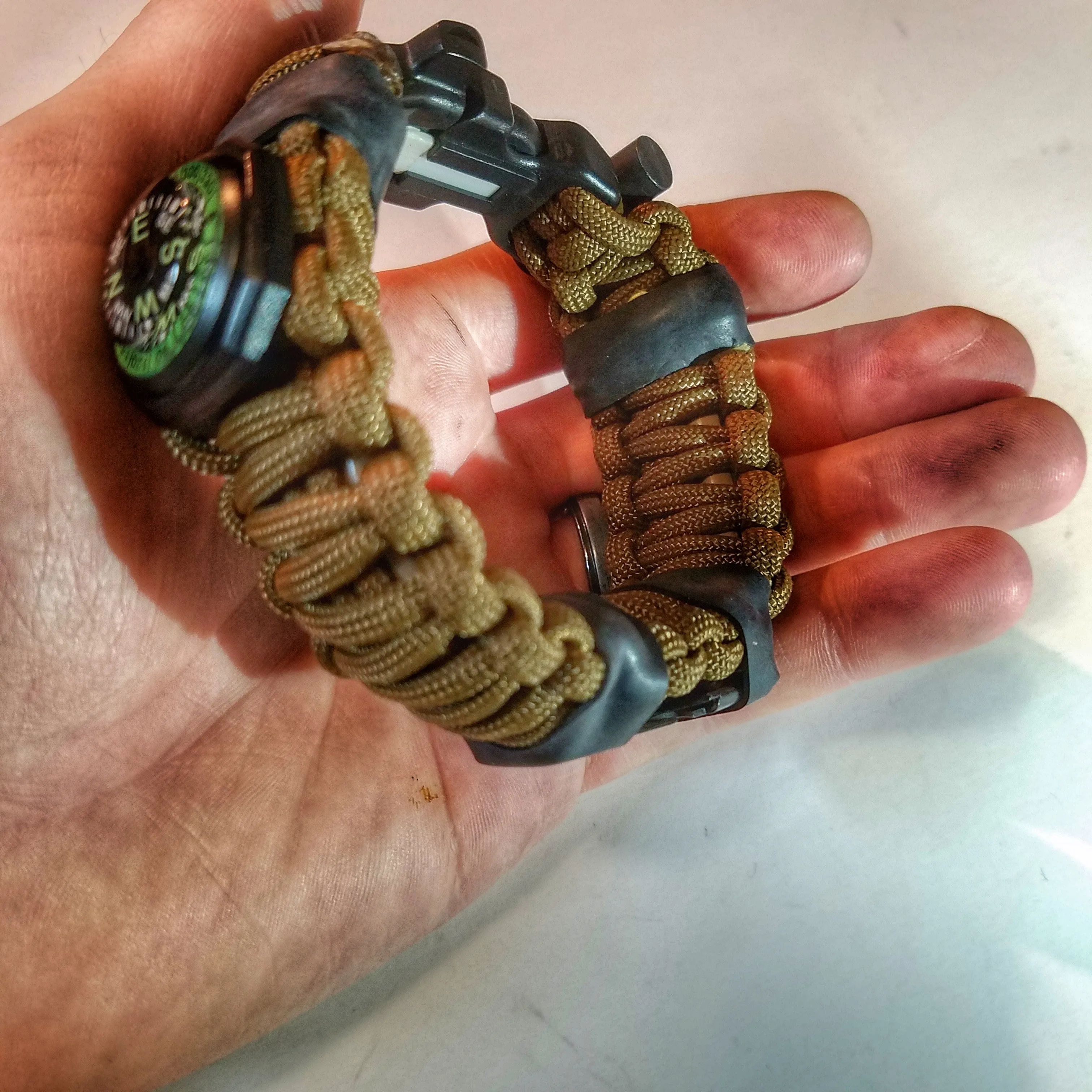 Bug Out Bracelet - Paracord Bracelet, Survive Offgrid with 30 item last ditch effort kit.